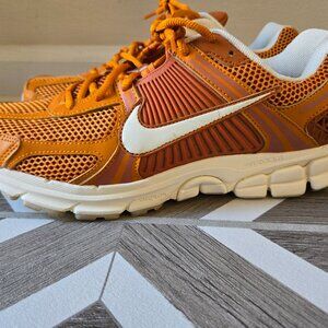 Nike Air Zoom Vomero 5 Monarch Mens Size 11 Flax Sail Dark Russet HJ9123 815